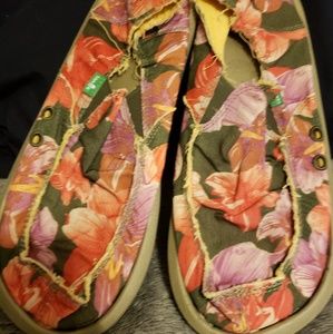 Sanuk Hawaiian slip ons